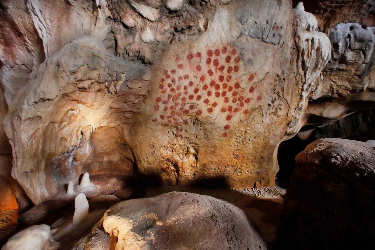 19-mama-rhino-faite-de-points-rouges-paumes-de-main-grotte-chauvet-2-ardeche-patrick-aventurier-.jpg