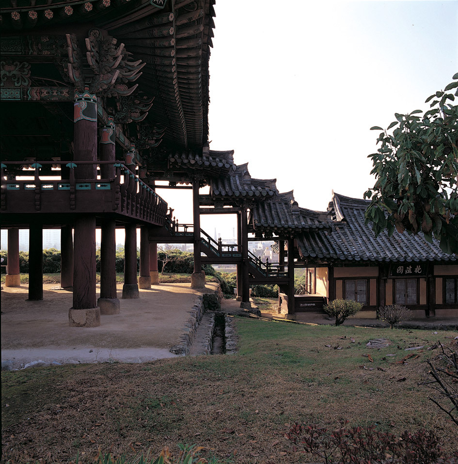 영남루 중층누각.jpg