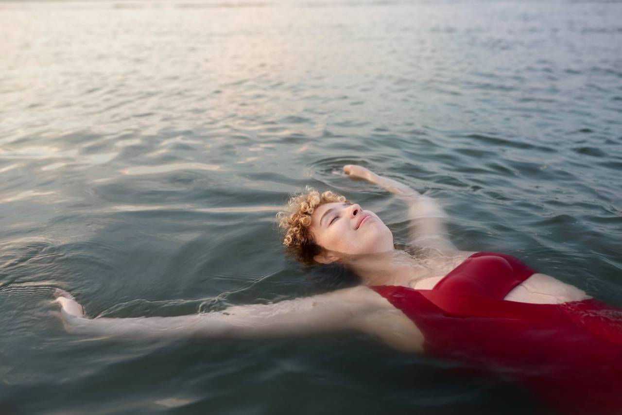 medium-shot-woman-swimming.jpg