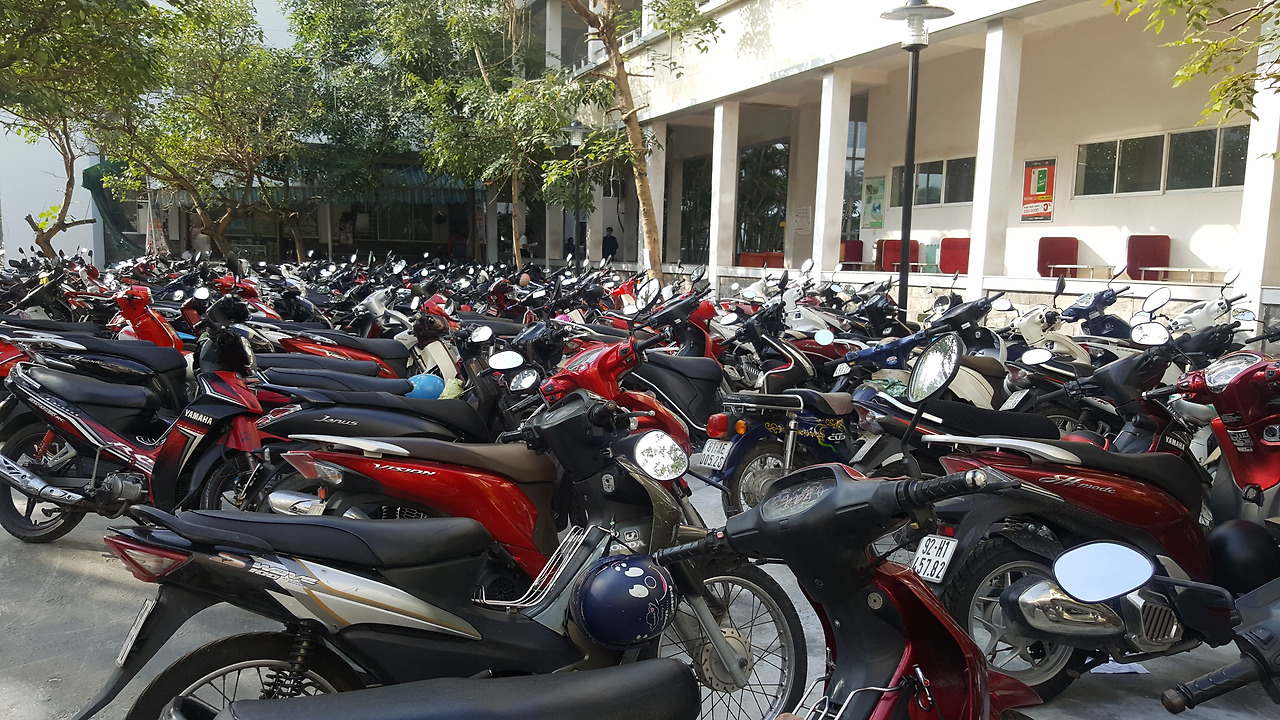 (사진84) 학교에 주차된 오토바이.jpg