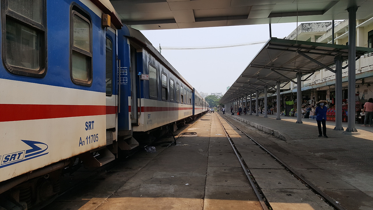 (사진118) 기차역에 선 열차.jpg