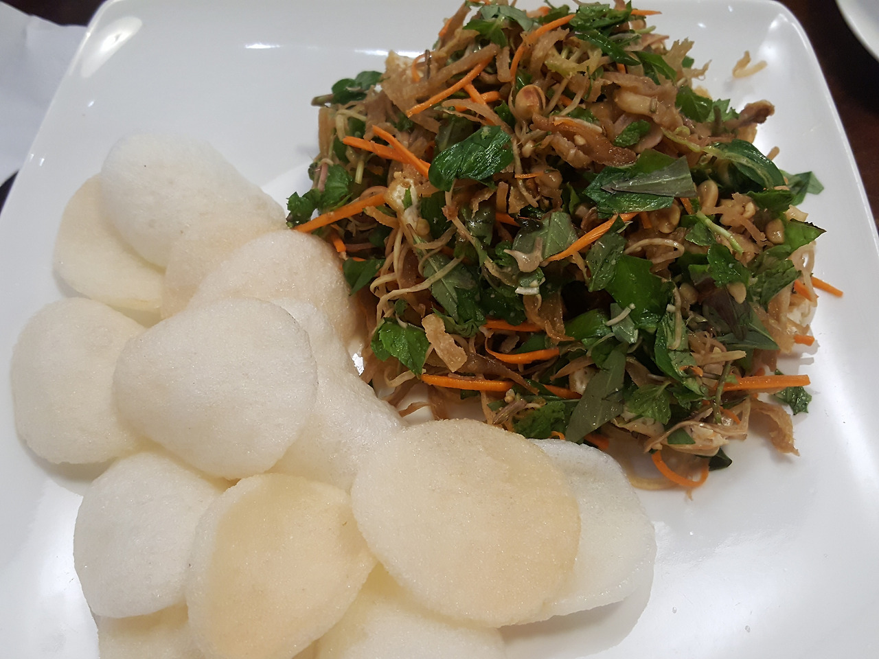 (사진23) 바나나꽃 샐러드와 새우맛 과자.jpg