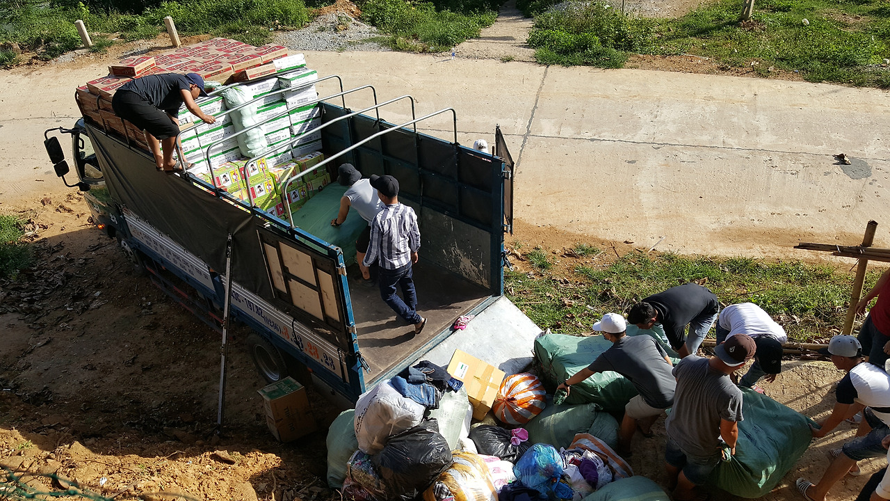 (사진119) 아이들에게 줄 물품 운반 중.jpg