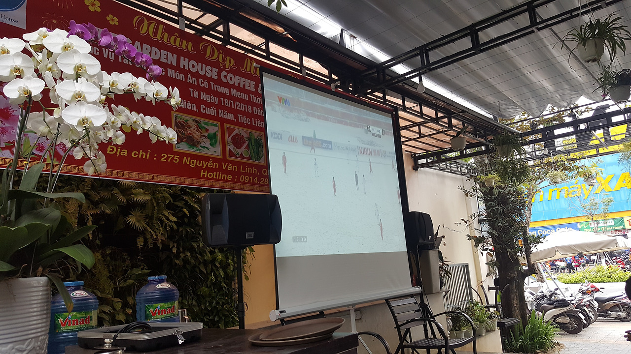 (사진38) 베트남에서 축구 보는 법.jpg