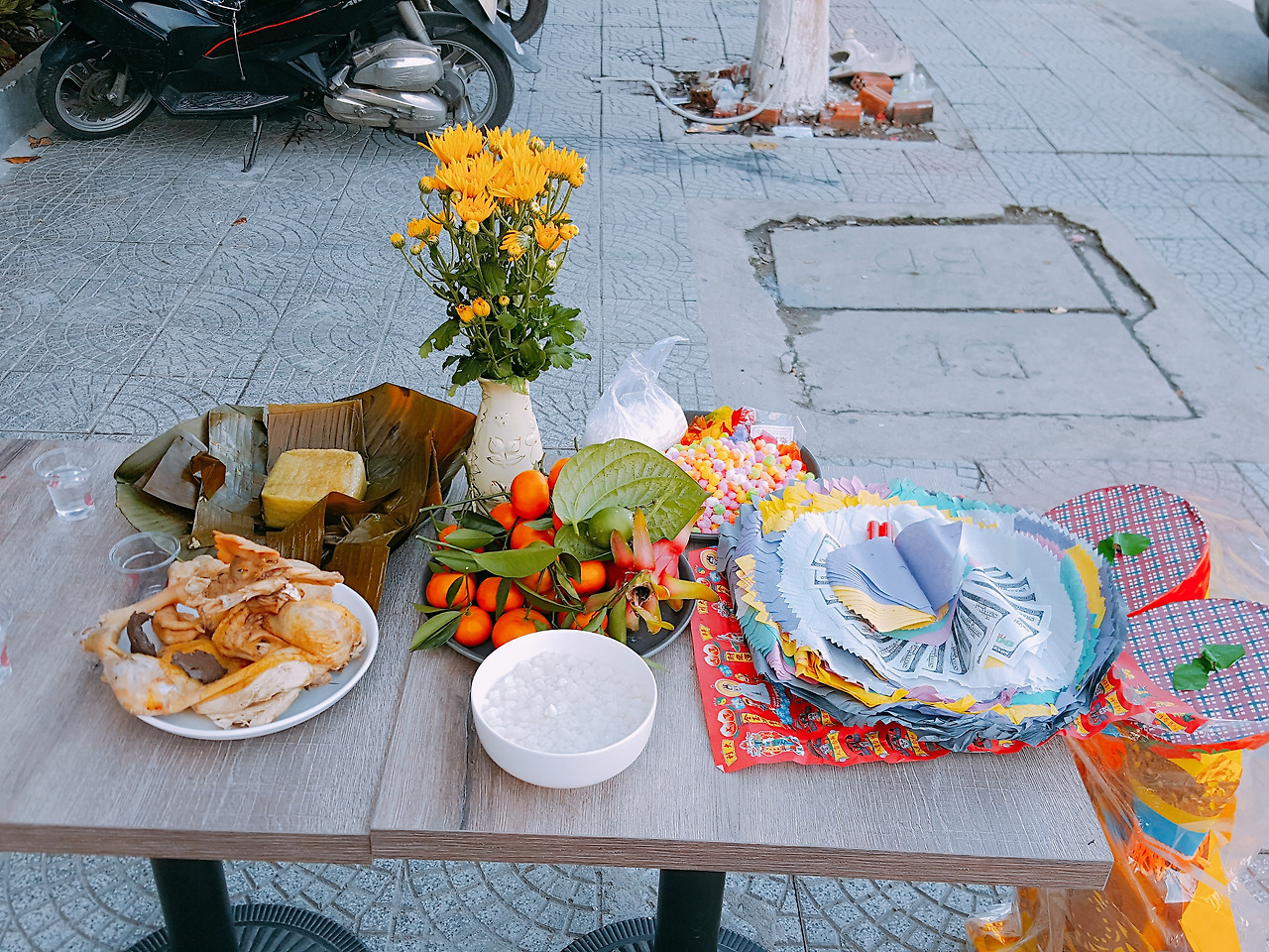 (사진124) 거리에 차린 제사상.jpg