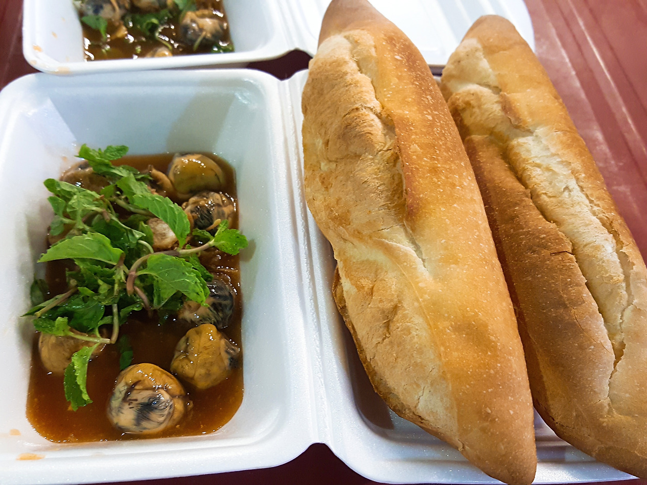 (사진116) 메추리알과 빵 두 접시.jpg