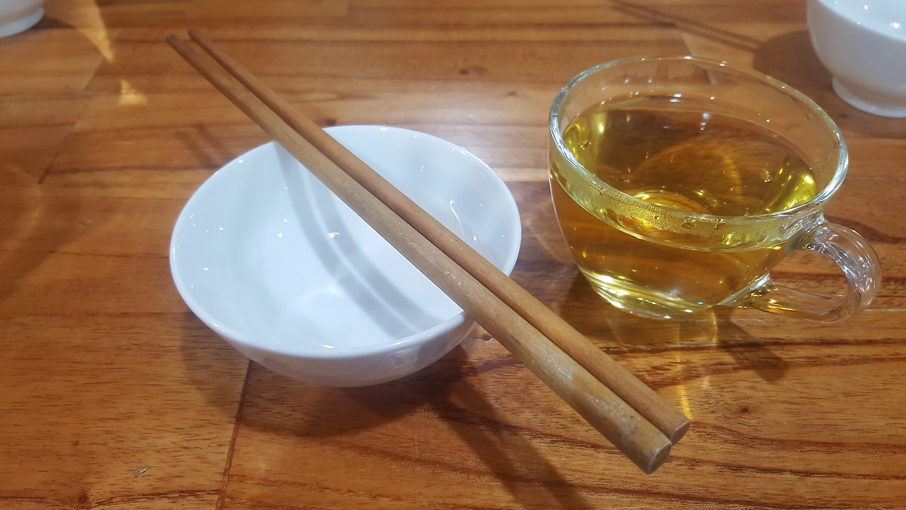 (사진32) 나무젓가락, 무료로 제공되는 차.jpg