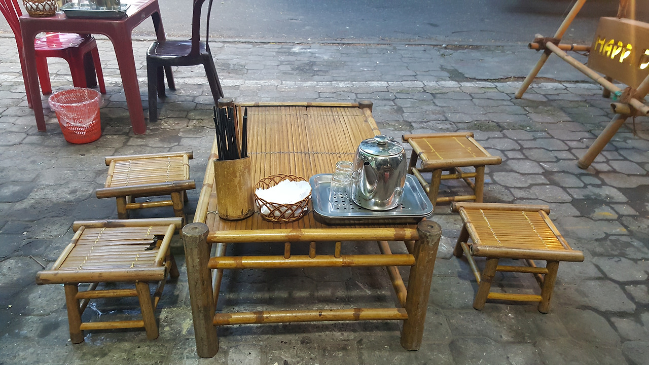 (사진9) 너무 작은 테이블과 의자.jpg