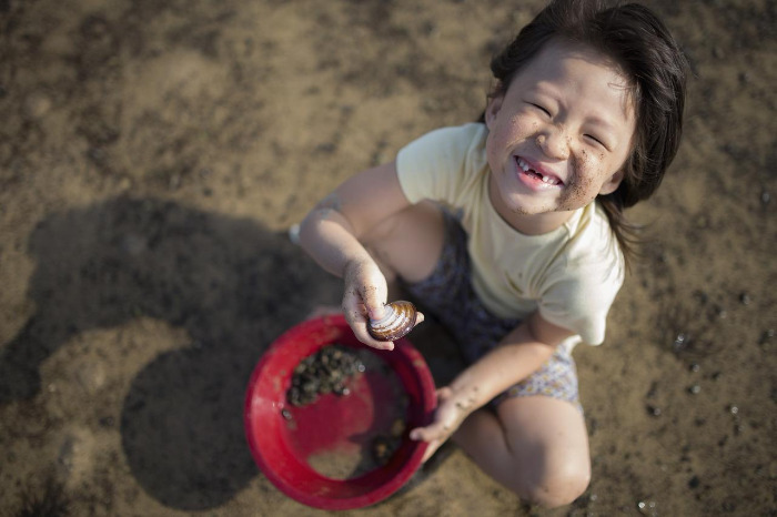 04. 조개와 바지락을 잡으며 즐거워하는 아이..jpg