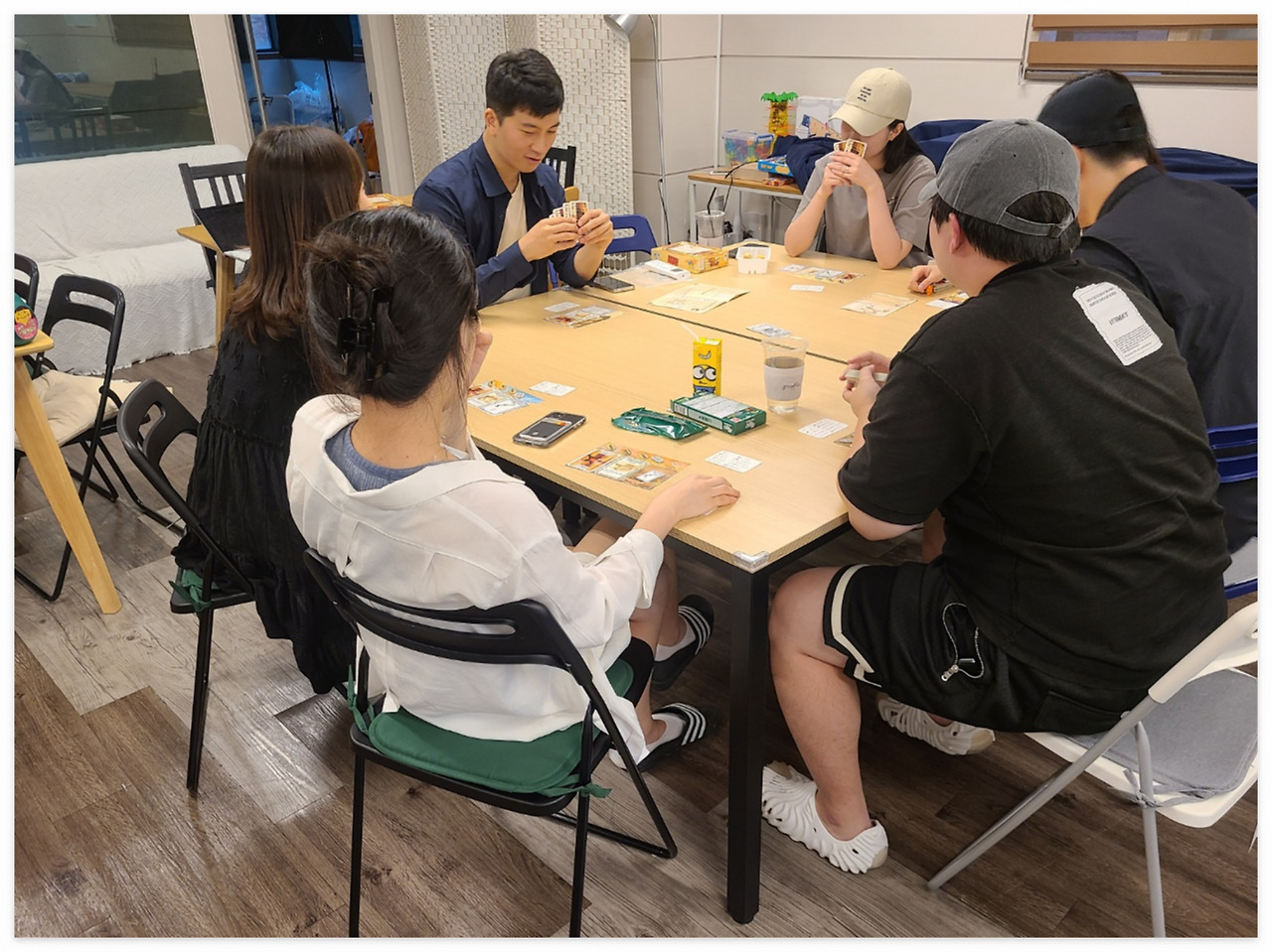 티릴리 직원들과 보드게임.jpg