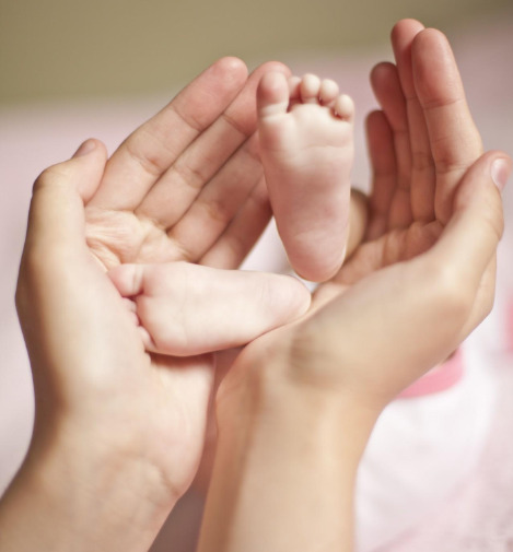 baby-legs-in-mother-arms.jpg