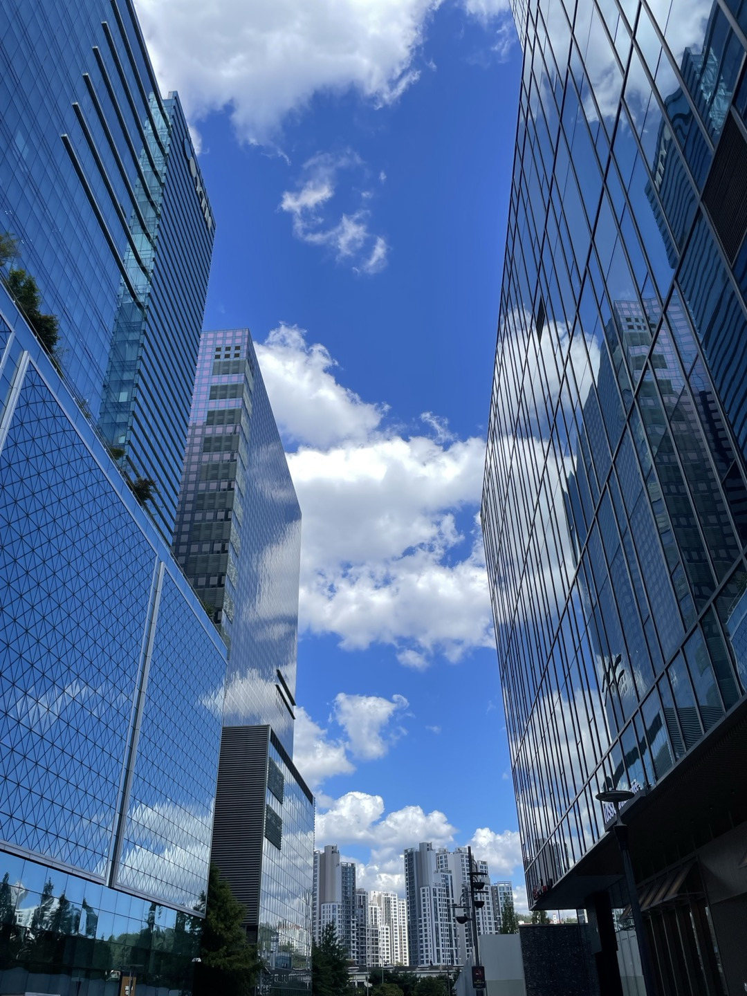 빌딩숲속 하늘.jpg