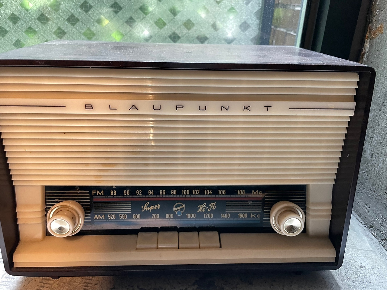 오래된 라디오.jpg