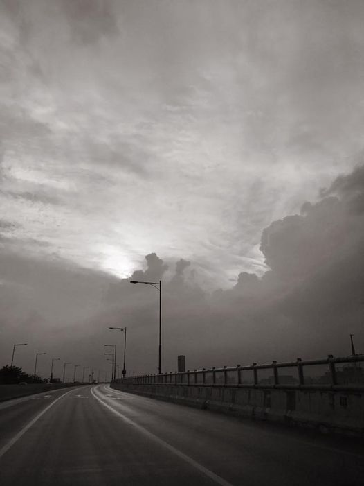 2017년 제2자유로에서 찍음 - 변하는 날씨같은 사람 혹은 그런 날씨에도.jpg