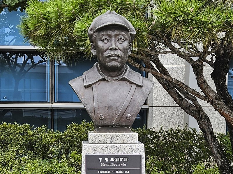 홍범도 흉상.jpg