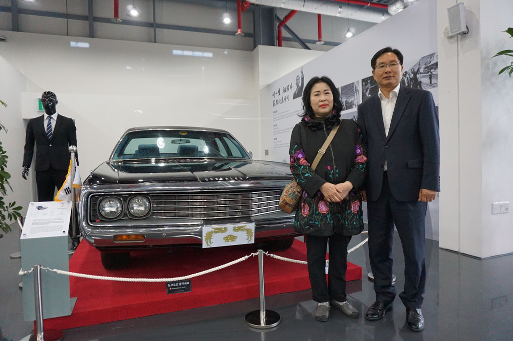 박정희 대통령의 의전차량, 크라이슬러 뉴요커(굿뉴스울산 이금희 발행인, 경주세계자동차박물관 이재웅 관장).jpg