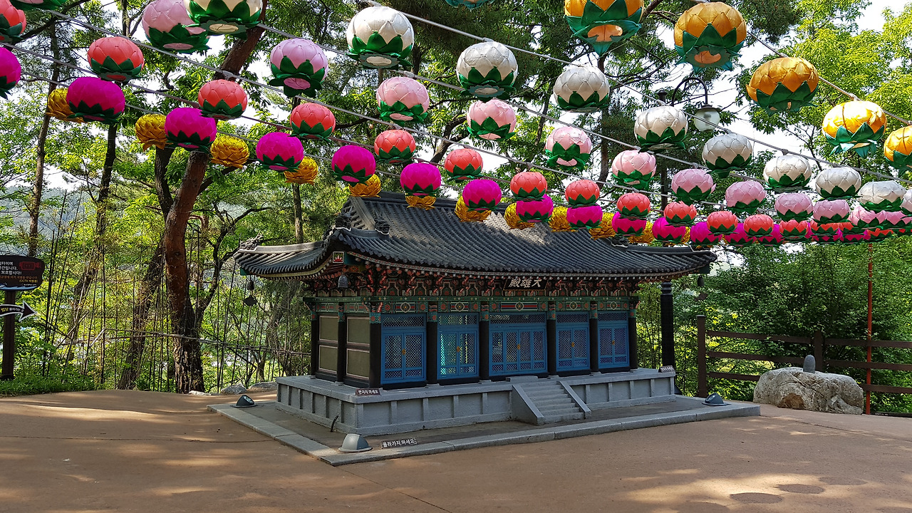 안민사에 부처님 오신 날을 앞두고 연등이 달려 있다.jpg