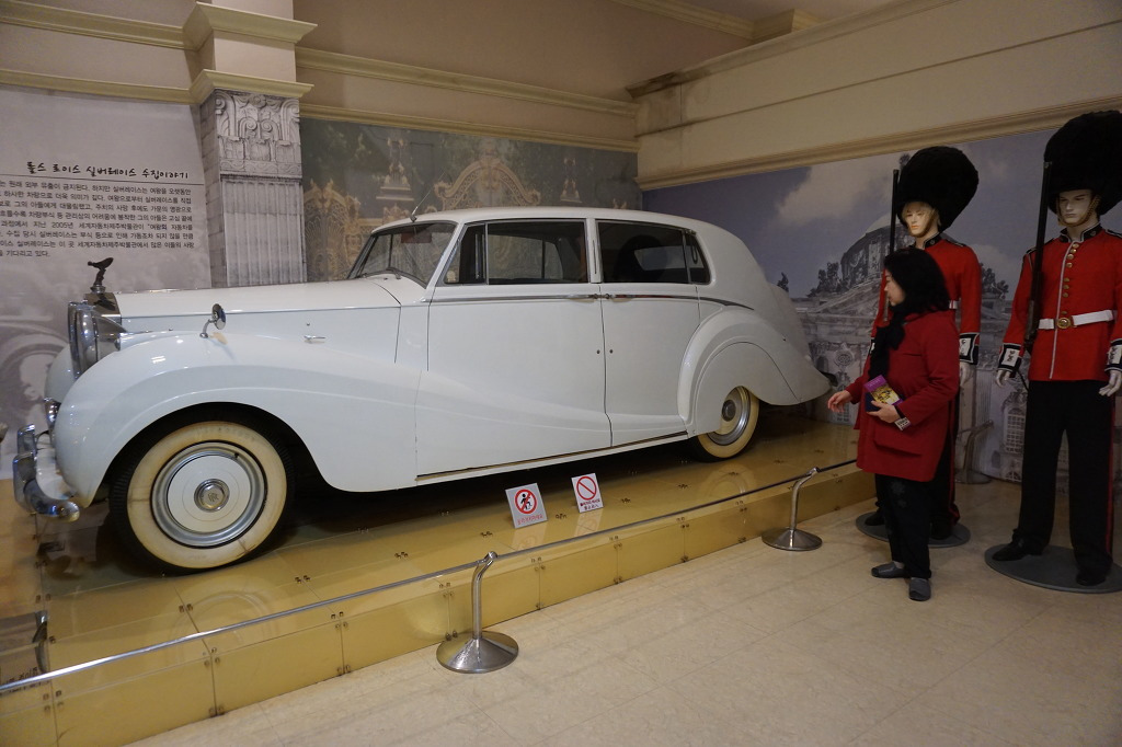 롤스로이스 실버레이스는 영국 여왕의 의전차량인데 여왕 주치의의 퇴임선물로 전해졌다..jpg