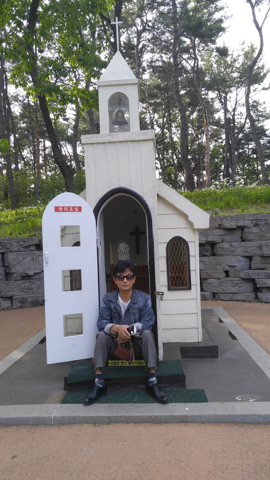 한 사람이 겨우 들어가는 호수교회 크기를 가늠할 수 있는 사진.jpg