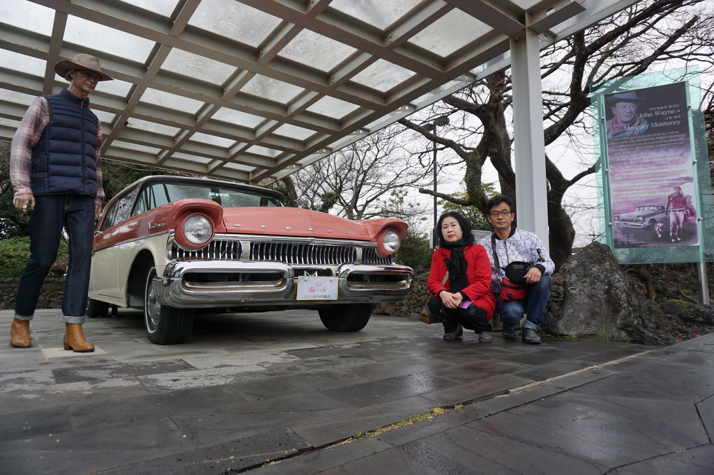 서부영화의 히어로 존 웨인과 그의 애마 머큐리 몬트레이.jpg