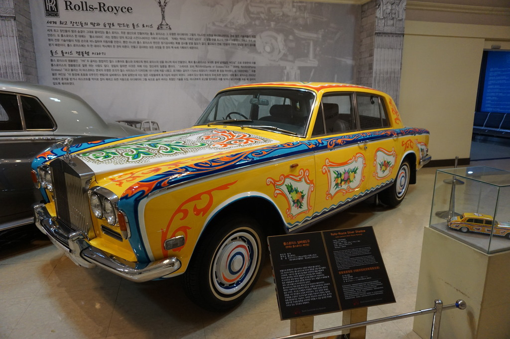 비틀즈의 존 레넌이 가장 사랑한 롤스로이스 실버쉐도우. 그는 집시예술가들에게 자유와 몽환적 느낌의 작품을 의뢰, 자신의 영혼이 깃든 페인팅이 되게 해달라고 주문했다고 한다..jpg