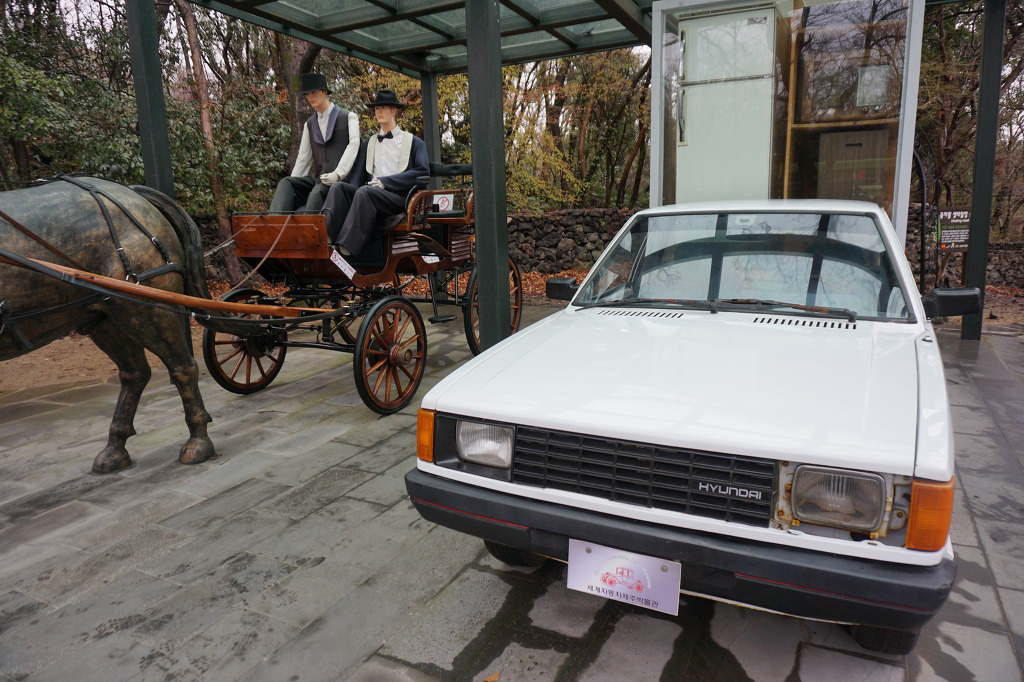 1976년 현대자동차가 자체 생산한 국산 포니픽업(그 당시 부를 상징하는 냉장고를 비롯, TV, 전축 등의 가전제품이 실린 모습).jpg