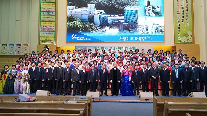 12월6일 포도원교회 임직감사예배-김문훈목사와 장립집사 및 권사 임직을 받은 새일꾼들 167명의 기념촬영.jpg