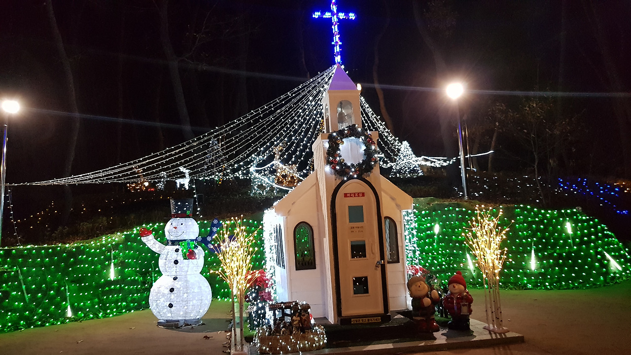 전국에서 가장 작은 선암호수공원의 호수교회 성탄트리.jpg
