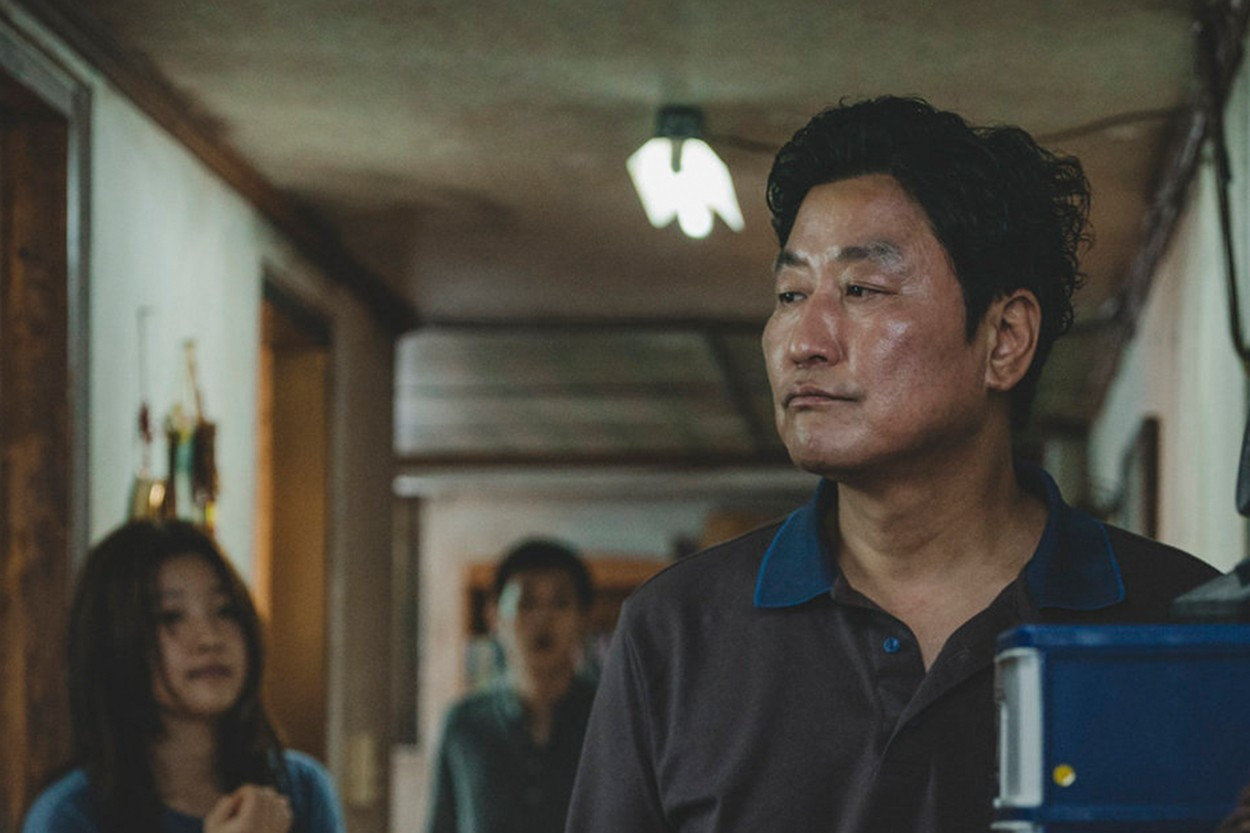 https___kr.hypebeast.com_files_2019_04_parasite-movie-preview-bong-joon-ho-song-gang-ho-cannes-festival-ft.jpg