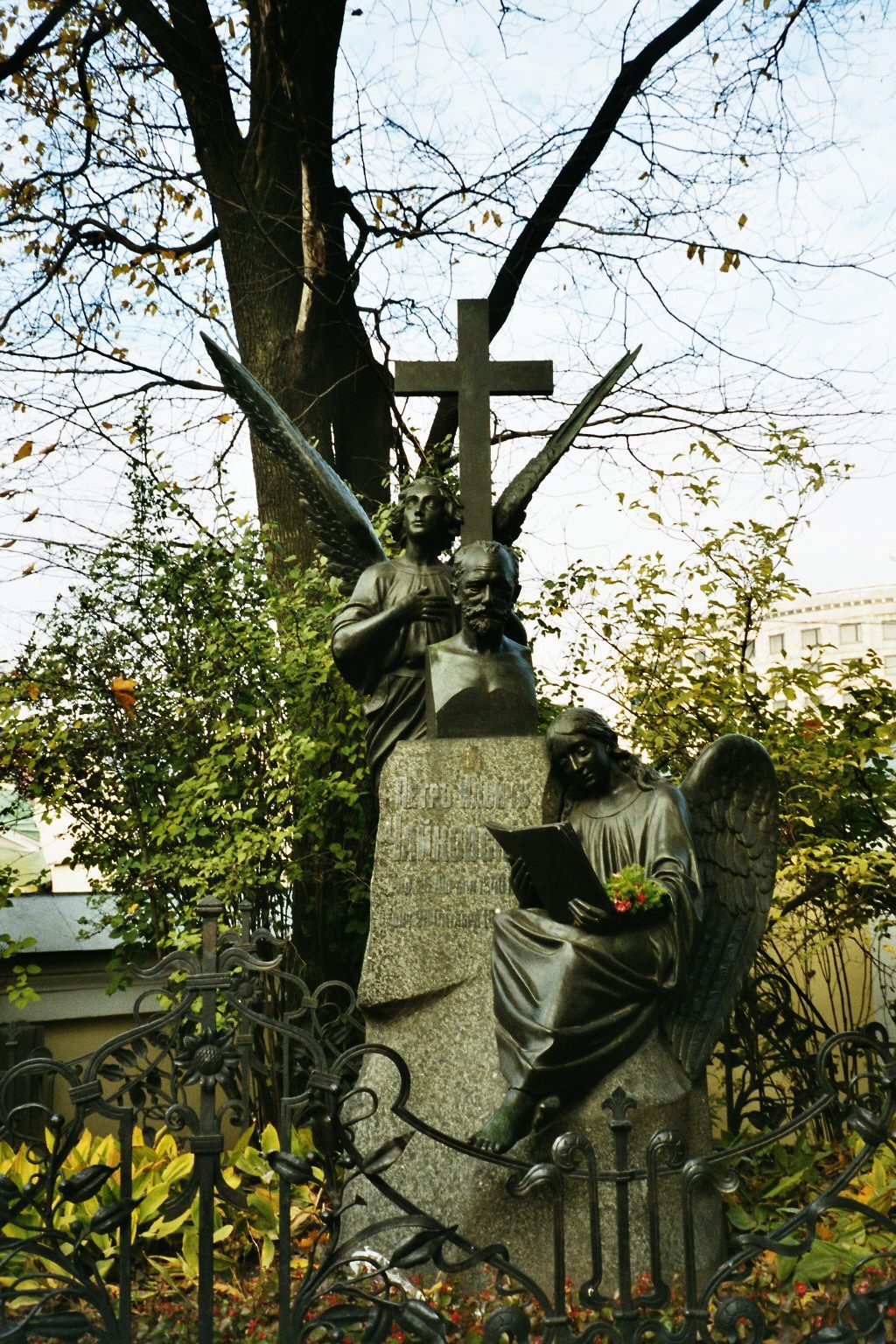 Grave-Tchaikovsky-at-Alexander-Nevsky-Monastry.jpg