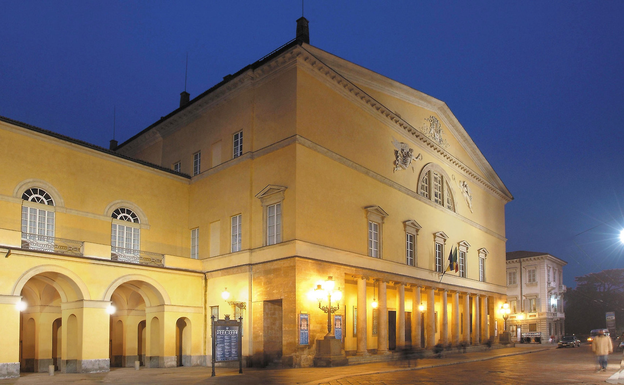 Teatro Regio di Parma notturna_ph Roberto Ricci.jpg