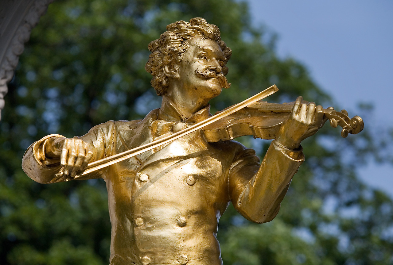 Vienna_-_Johann_Strauss_Monument_in_Stadt_Park_-_4572.jpg
