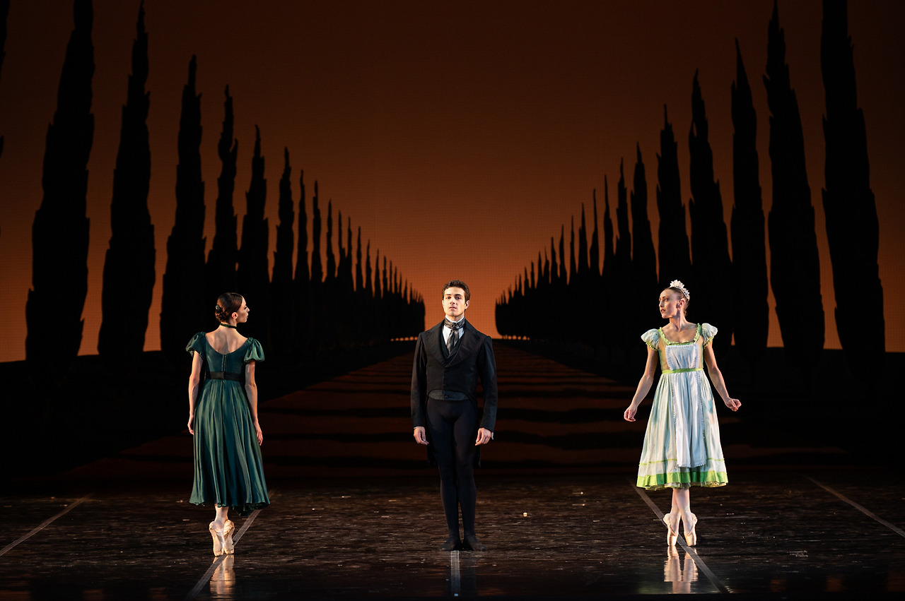 Il rosso e il nero_Bianchi (Madame de Renal) Satriano (Julien), Brezzi (Elise)_ph Fabrizio Sansoni-Opera di Roma 2024_5148.jpg