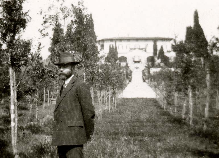 Bernard_Berenson_in_the_gardens_of_Villa_I_Tatti.jpg