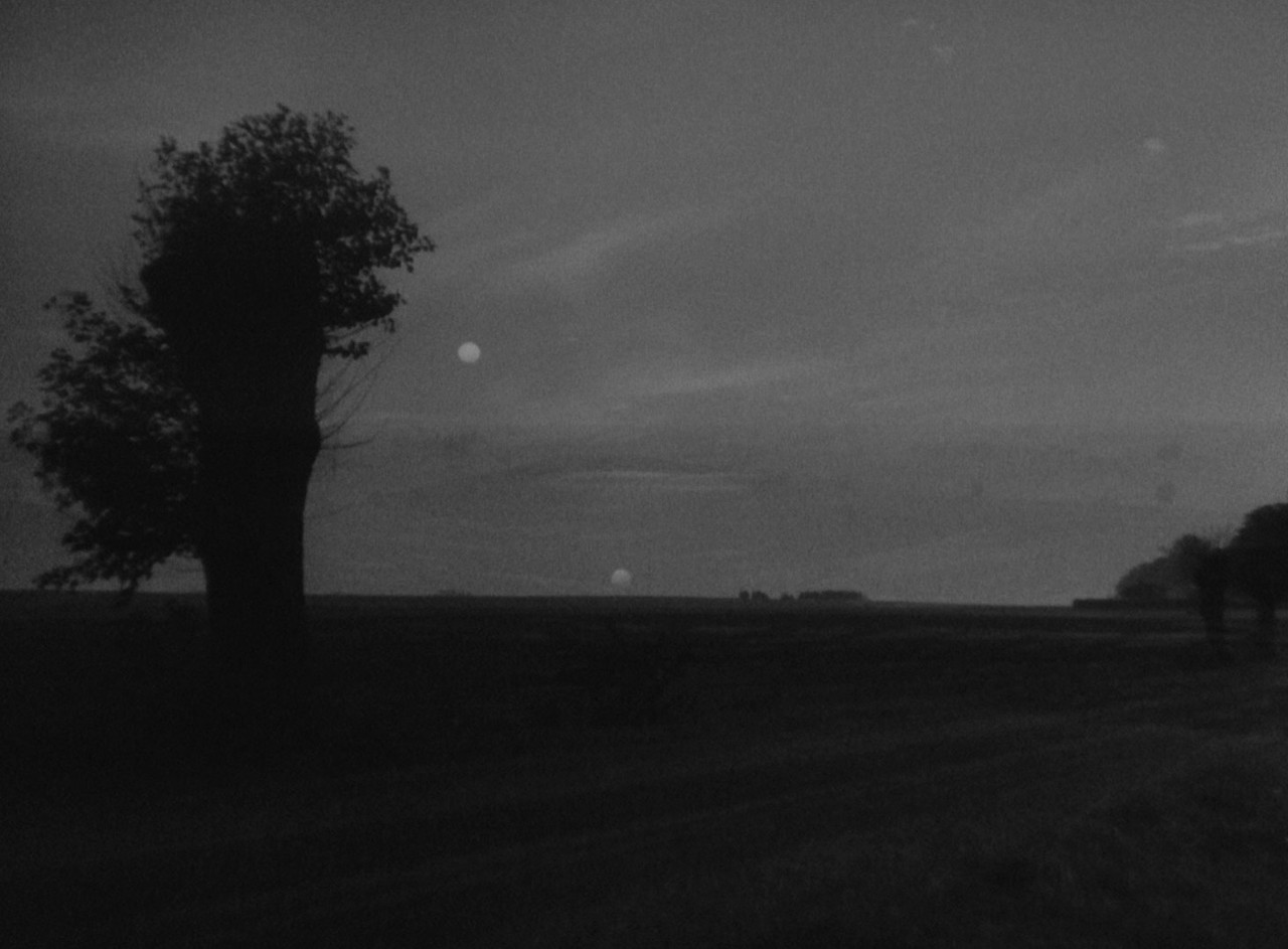 한여름 밤의 미소.Smiles of a Summer Night.1955.mkv_20250915_074755.976.jpg