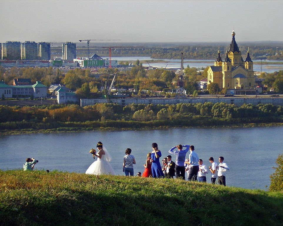 962px-Nizhny_Novgorod._The_Wedding_and_Alexander_Nevsky_Cathedral_at_the_other_side_of_Oka_river.jpg