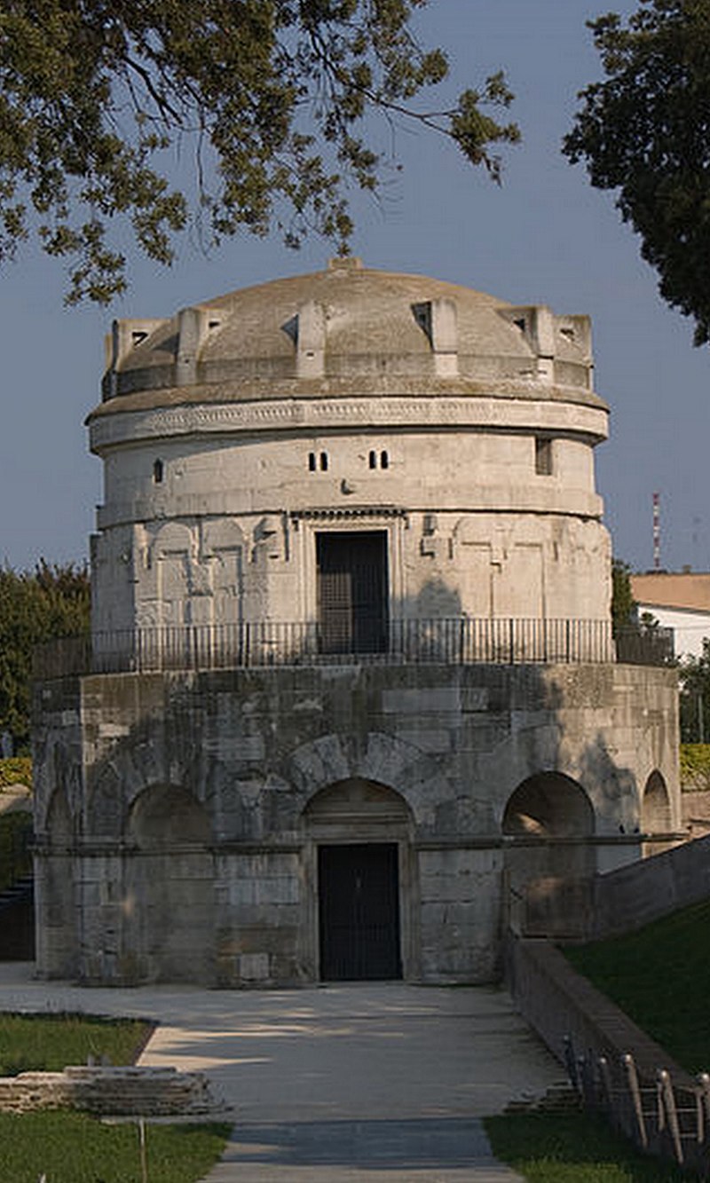 800px-Tomb_of_Theodoric_the_Great_Ravenna_%28cropped%29.jpg