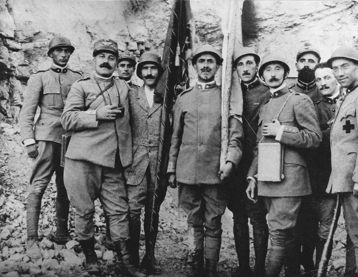 Monte_Santo_1917_-_prima_fila_da_sinistra_Gen._Antonino_Cascino_M.o_Arturo_Toscanini_Ten._Col._Baldo_Rossi_Cap._Giuseppe_Solaro_Cap._Remo_Guzzi-1160x898.jpg