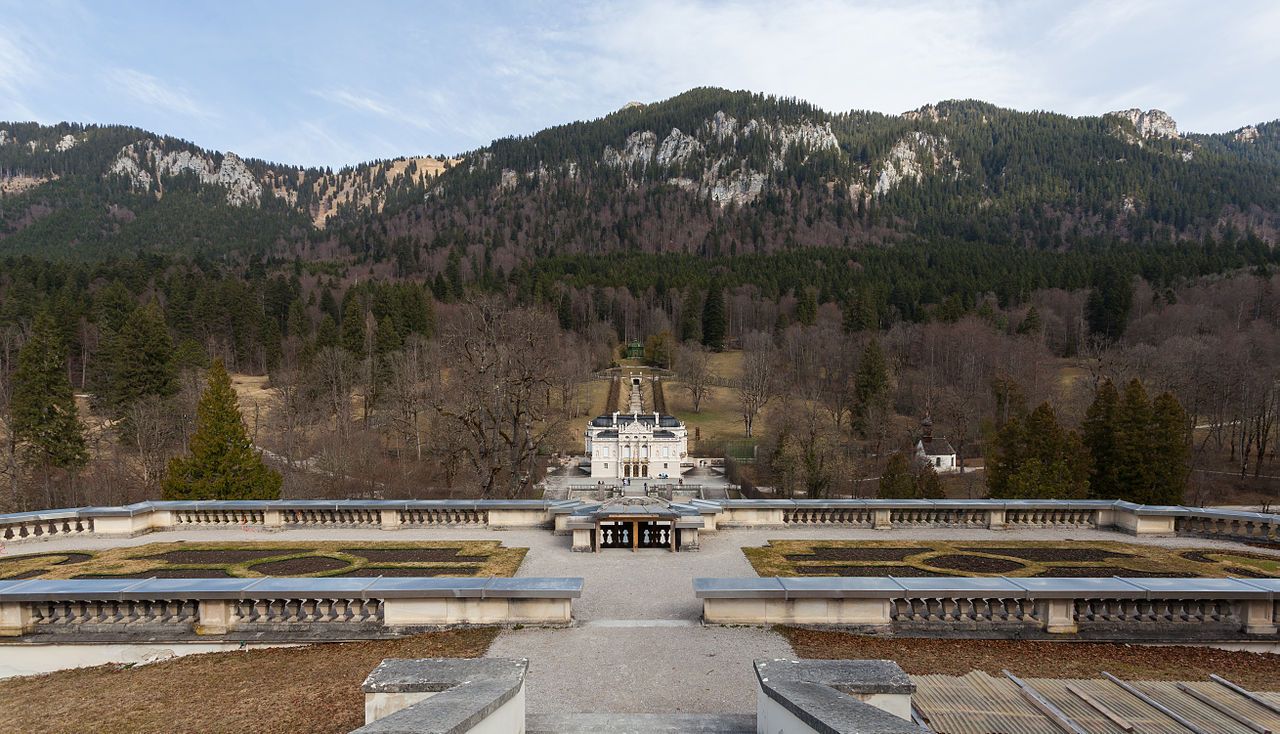 1280px-Castillo_Linderhof,_Baviera,_Alemania,_2014-03-22,_DD_24.jpg
