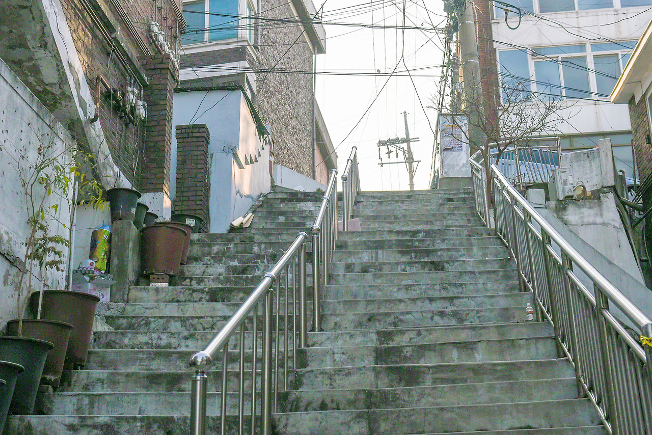 기생충의 배경이 된 아현동.jpg