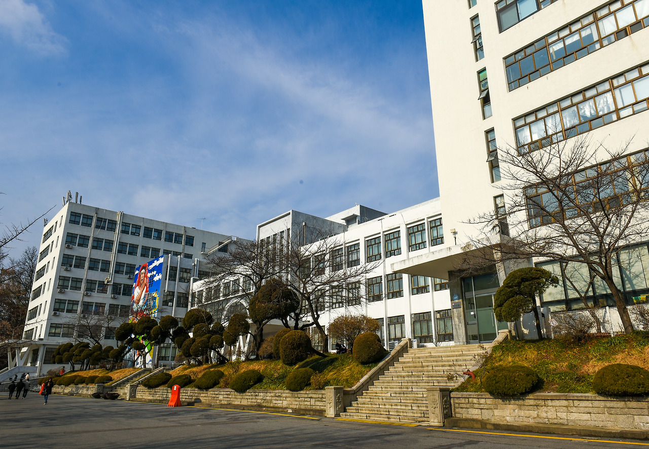 건축학개론 경희대 문과대건물.jpg