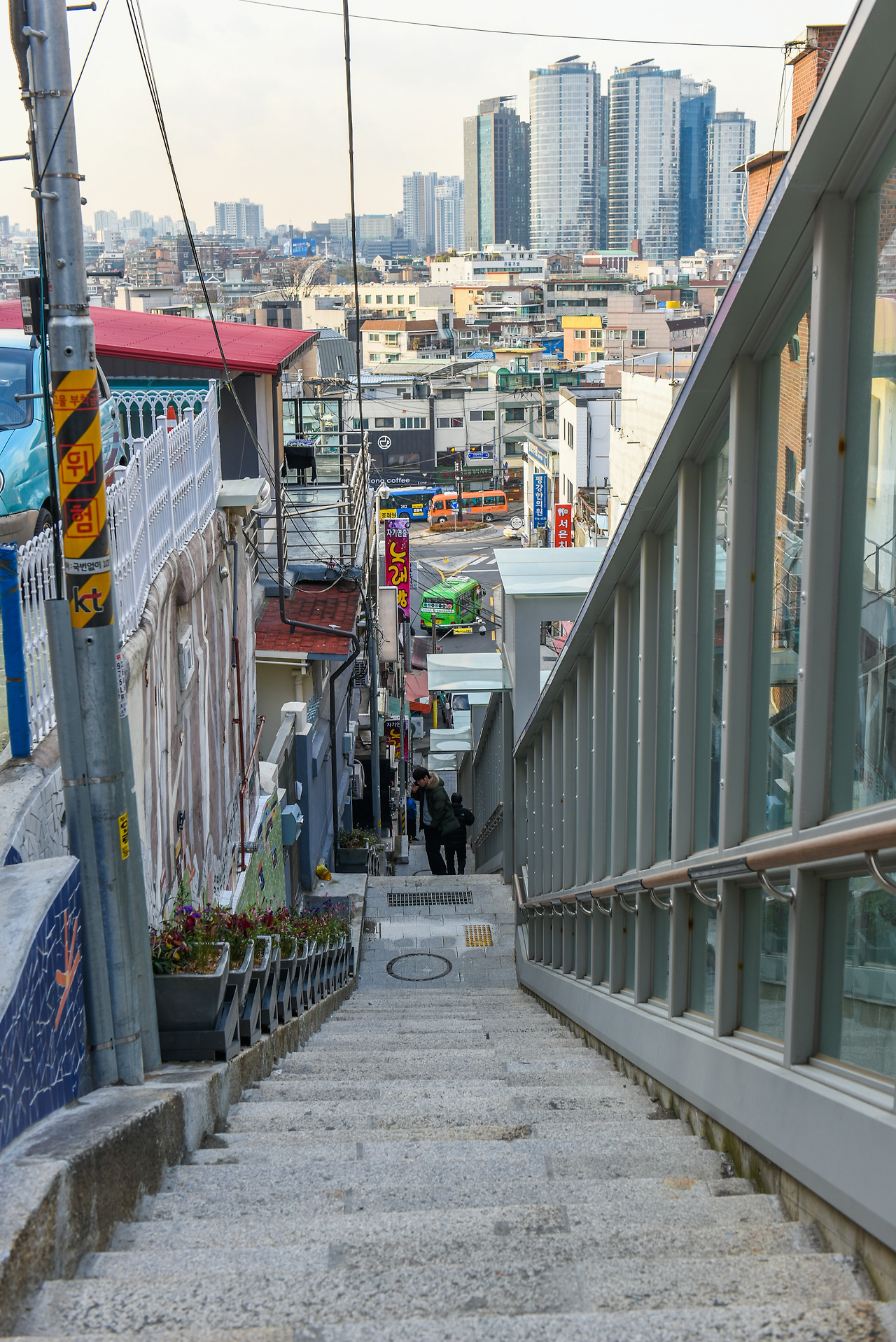 해방촌 108계단과 경사형 승강기.jpg