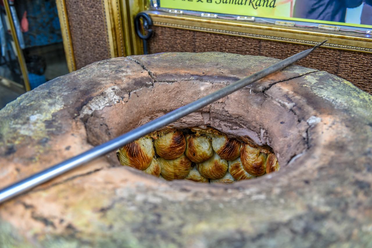 광희동 중앙아시아 거리 음식점 화덕에서 굽는 빵.jpg