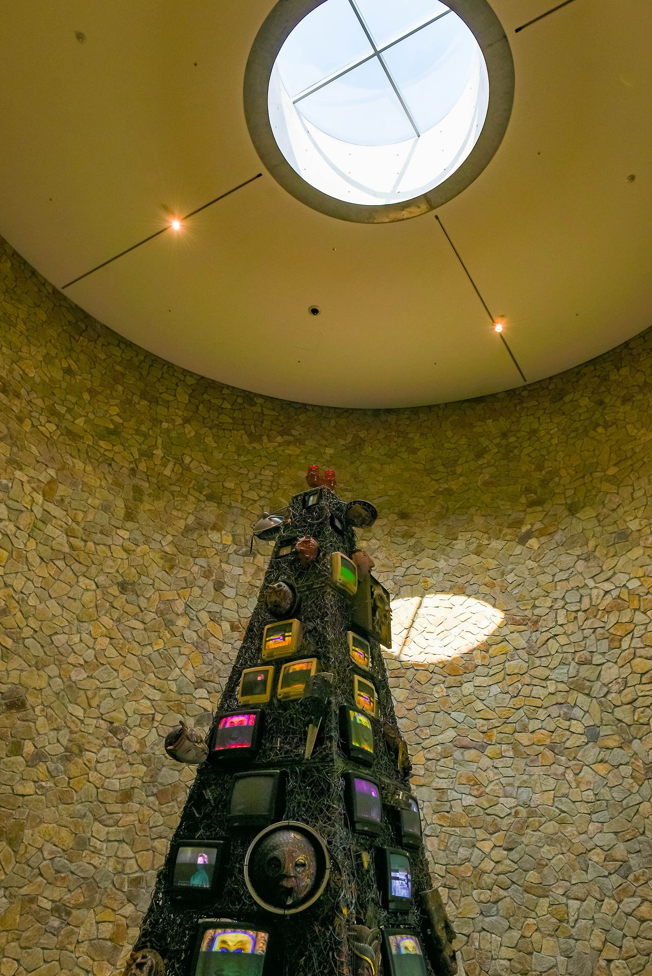 뮤지엄산 백남준홀.jpg