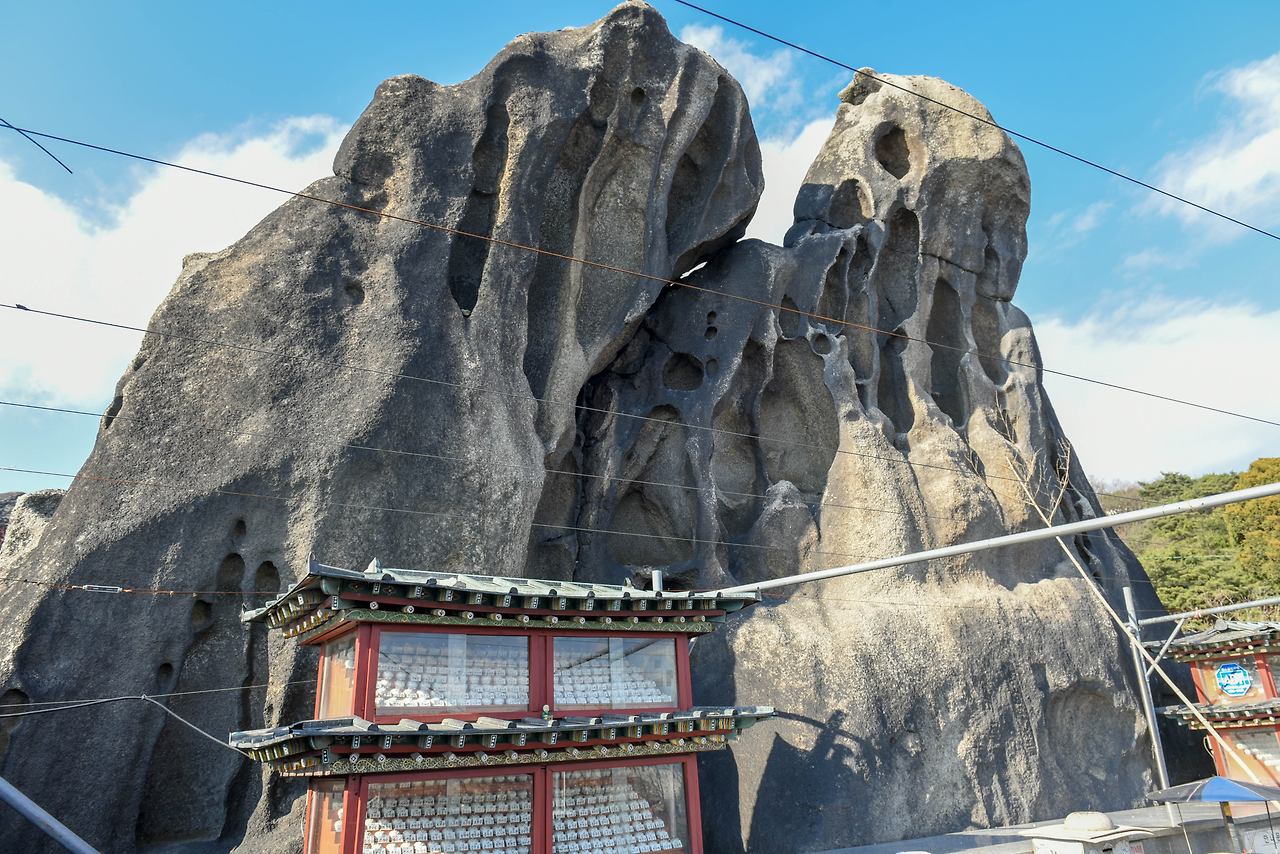 서울명칭의 유래가된 선바위.jpg