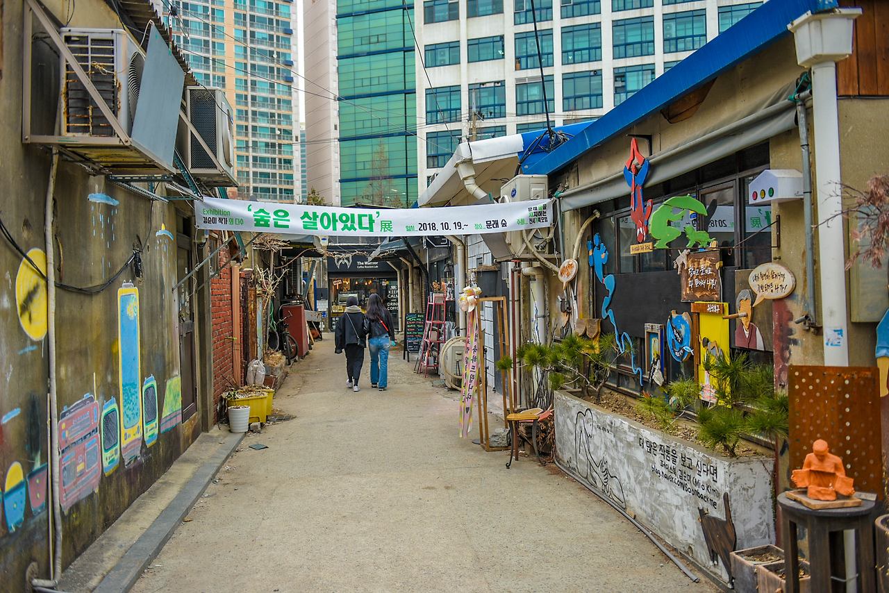 문래예술촌 골목 카페에서 열리는 작품 전시회.jpg