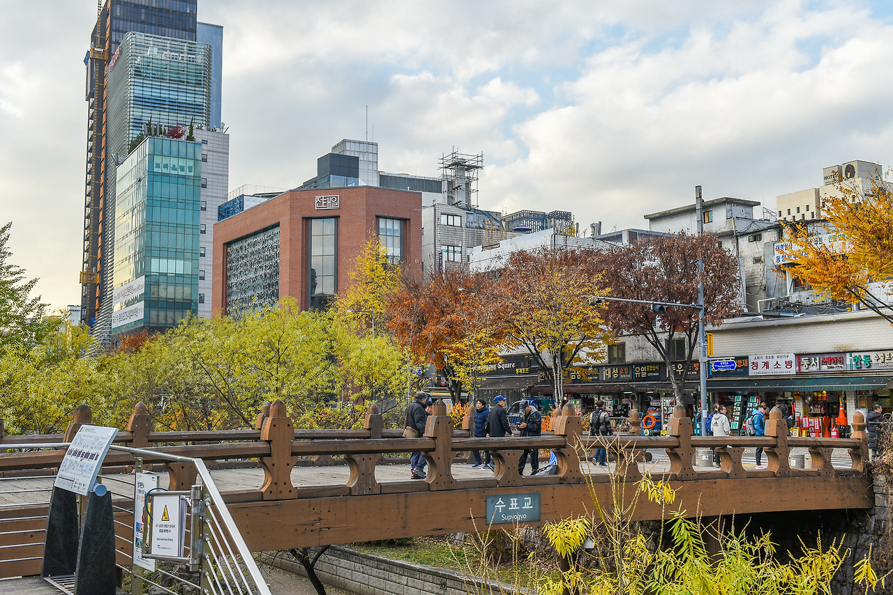천병풍경의 배경이 된 수표교와 전태일 기념관.jpg