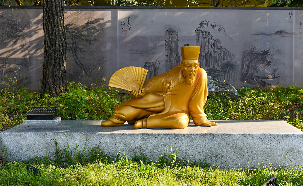 겸재정선미술관의 겸재 동상.jpg