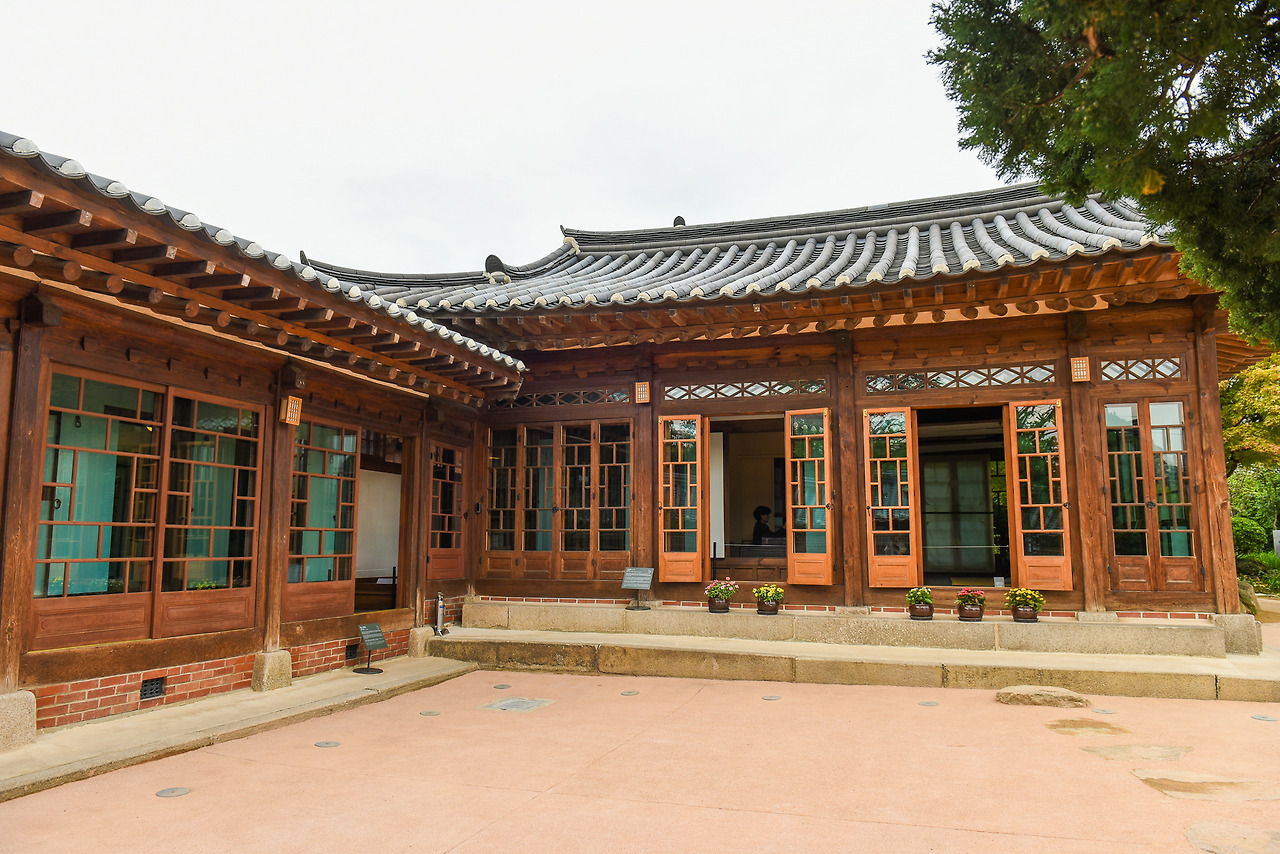 암살의 백인제 가옥 사랑채.jpg