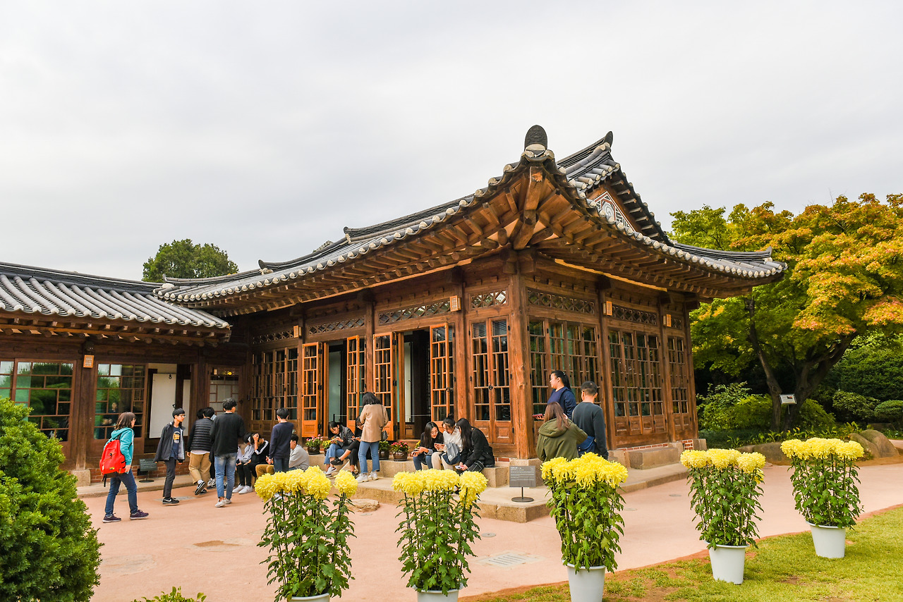 암살의 백인제 가옥 사랑채와 정원.jpg